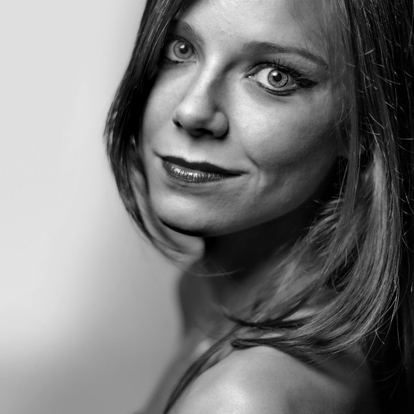 Portret Elena Marin, coordonator relații clienți